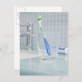 洗面台のカップの中の歯ブラシ ポストカード (正面/裏面)
