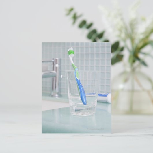 洗面台のカップの中の歯ブラシ ポストカード (スタンド正面)