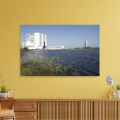 洗面台の向こう側に表示された宇宙シャトルアトランティス キャンバスプリント (インサイチュ (リビング))