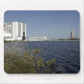 洗面台の向こう側に表示された宇宙シャトルアトランティス マウスパッド (正面)