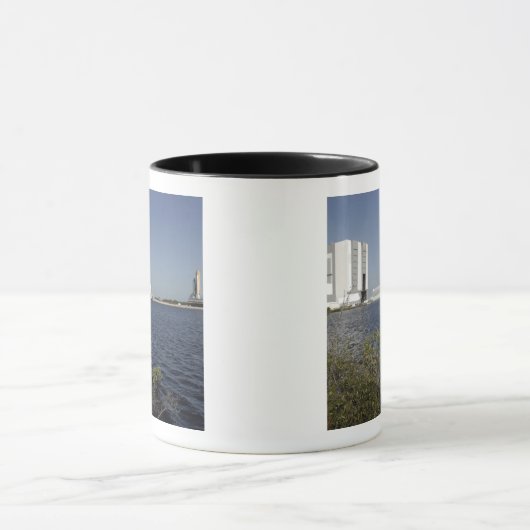 洗面台の向こう側に表示された宇宙シャトルアトランティス マグカップ (中央)