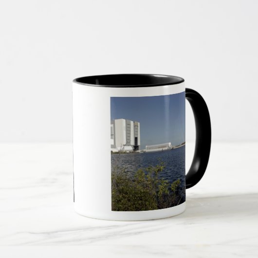 洗面台の向こう側に表示された宇宙シャトルアトランティス マグカップ (正面右)