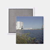 洗面台の向こう側に表示された宇宙シャトルアトランティス マグネット (正面/裏面)