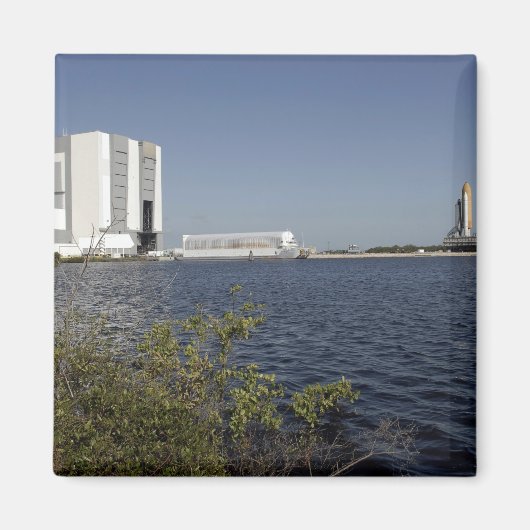 洗面台の向こう側に表示された宇宙シャトルアトランティス マグネット (正面)