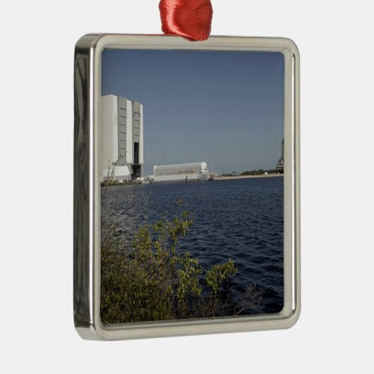 洗面台の向こう側に表示された宇宙シャトルアトランティス メタルオーナメント (右)