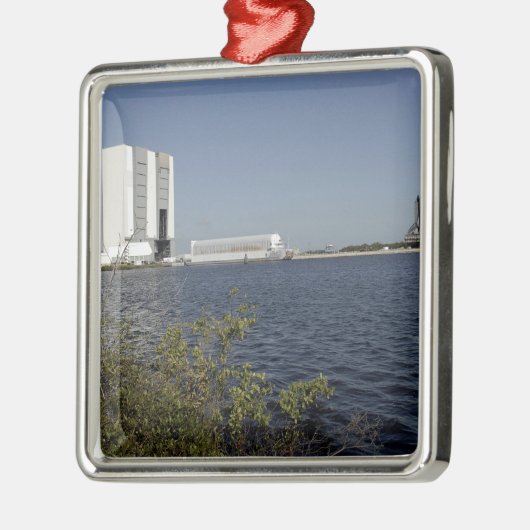 洗面台の向こう側に表示された宇宙シャトルアトランティス メタルオーナメント (左)