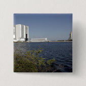 洗面台の向こう側に表示された宇宙シャトルアトランティス 缶バッジ (正面)