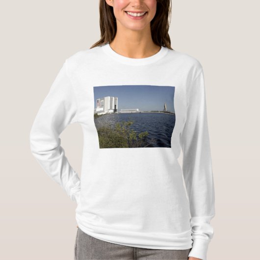 洗面台の向こう側に表示された宇宙シャトルアトランティス Tシャツ (正面)