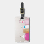 洗面用品のボトルの列 ラゲッジタグ (正面縦)