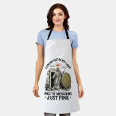洞窟から出てくるキリスト教の復活Tシャツ エプロン (着用した状態)