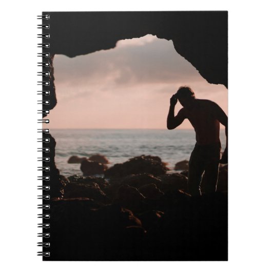 洞窟の男のシルエット ノートブック (正面)