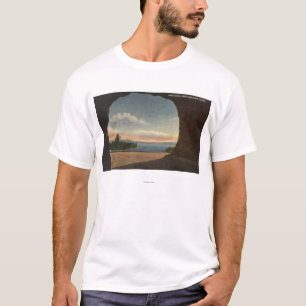 洞窟の石のトンネルからの湖の眺め Tシャツ