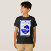 津波危険地帯の道路標識おもしろいビーチ及び道路 Tシャツ (正面フル)