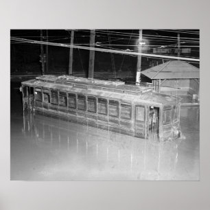 洪水の中のトロリーバス、1923年。ヴィンテージ写真 ポスター