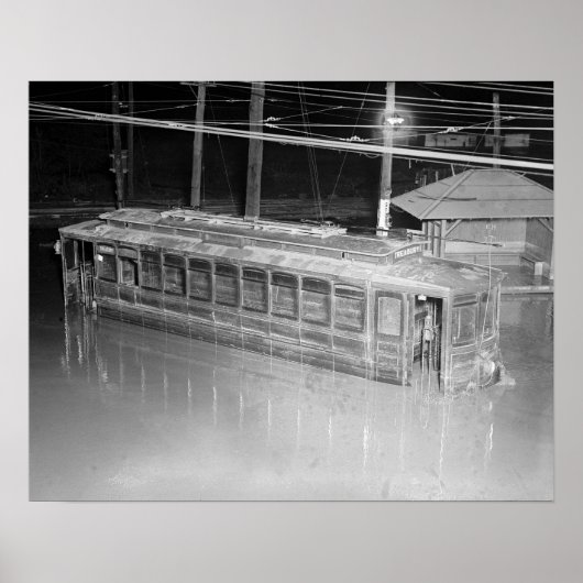 洪水の中のトロリーバス、1923年。ヴィンテージ写真 ポスター (正面)