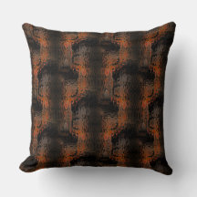 派手な糖蜜の茶色のハンマーで折り曲げられたガラスを繰り返し打つ