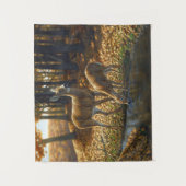 流れからの白尾の雌鹿と子鹿の飲酒 タペストリー (正面)