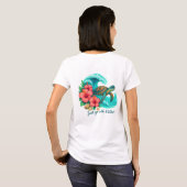 流れに身を任せて カメ 波 花 Tシャツ (裏面フル)