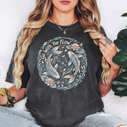 流れに身を任せて コイ ハス アート Tシャツ