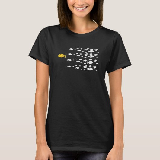 流れに逆らって泳ぐ魚 Tシャツ (正面)