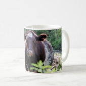 流れのマグで冷却しているショートホーンの乳牛 コーヒーマグカップ (正面右)