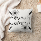 流れるようなモノクロの花柄デザイン クッション (ブランケット)