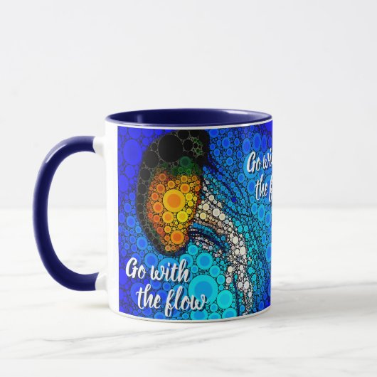 流れるオレンジ色のクラゲの青い海で行く マグカップ (左)