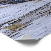 流れる川のある穏やかな山の風景 ポスター (角)