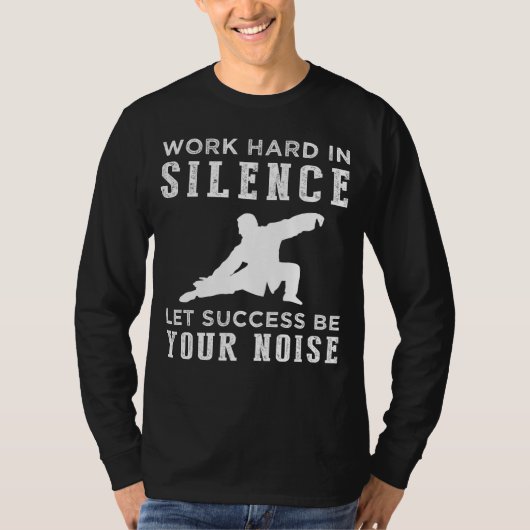 「流れる静穏と勝利おもしろいの響き Tシャツ (正面)