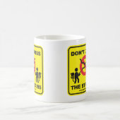 流れを交差させないで下さい コーヒーマグカップ (中央)