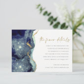 流体的な抽象的なゴールド ネイビー グリッター ウェディング ディテール エンクロージャーカード (スタンド正面)