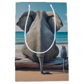 流木の上の灰色の象とマウス ミディアムペーパーバッグ (正面)