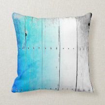 流木の青く色彩の鮮やかな木によって風化させる航海の