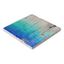 流木の青く色彩の鮮やかな木によって風化させる航海の