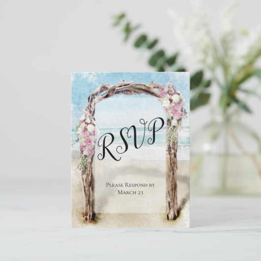 流木ビーチアーバーとバラウェディングRSVP ポストカード (スタンド正面)