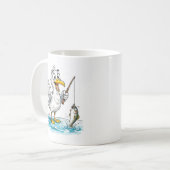 浅瀬で釣り竿を使って釣りをするカモメ コーヒーマグカップ (正面左)