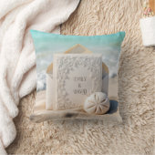 浜辺の砂の上の結婚式の招待状と砂ドル クッション (ブランケット)