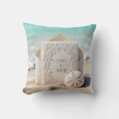 浜辺の砂の上の結婚式の招待状と砂ドル クッション (正面)