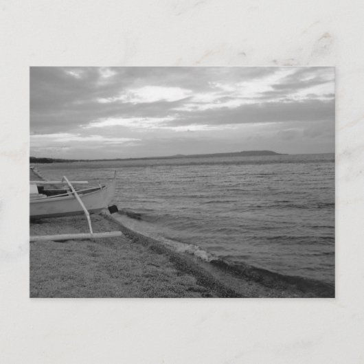浜辺の穏やかな波に乗った白黒のボート ポストカード (正面)