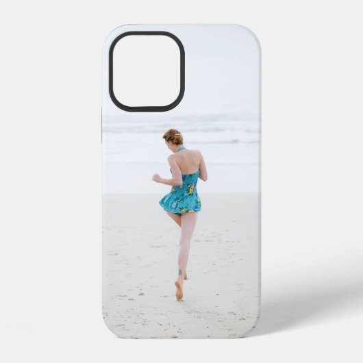 浜辺を散歩する女性 iPhoneケース (裏面)