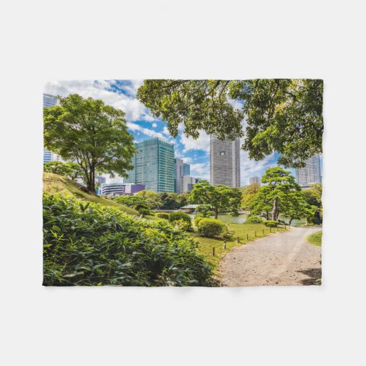 浜離宮庭園を散策 フリースブランケット (正面(横))