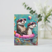 浮いているリングや輪で休暇に訪れるカワウソ ポストカード (スタンド正面)