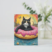 浮かぶドーナツでバケーション中のかわいい黒猫 ポストカード (スタンド正面)
