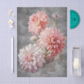 浮かぶ ブラッシュ ピンクの花 チャコールグレー背景 薄葉紙 (クラフト)