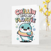 浮き輪と一緒に chill しよう | サメの赤ちゃん キッズ カード (黄色い花)