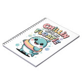 浮き輪と一緒に chill しよう | サメの赤ちゃん キッズ ノートブック (左側)