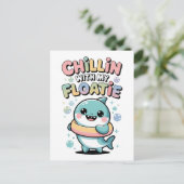 浮き輪と一緒に chill しよう | サメの赤ちゃん キッズ ポストカード (スタンド正面)