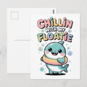 浮き輪と一緒に chill しよう | サメの赤ちゃん キッズ ポストカード (正面/裏面)