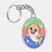 浮き輪を持つキュートな赤ちゃんサメ | キッズ キーホルダー (正面左)