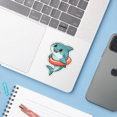 浮き輪を持つキュートな赤ちゃんサメ | キッズ シール (ノートパソコンとiPhone)